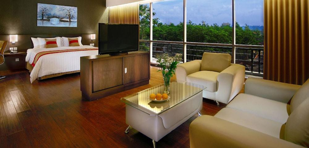 อัสตันเจ็มเบอร์โฮเต็ล&คอนเฟอเรนซ์เซนเตอร์ Hotel เจมเบอร์ ภายนอก รูปภาพ